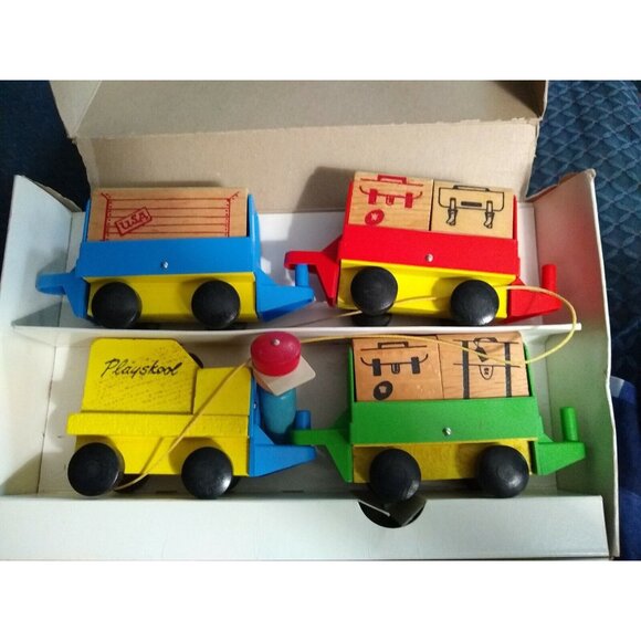 NEVER PLAYED VINTAGE PLAYSKOOL AIRPORT BAGGAGE TRAIN TOY IN ORIGINAL BOX - Picture 2 of 10